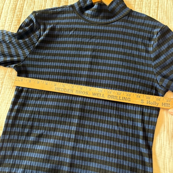 Frame Striped Ribbed Turtleneck. Size Large. - Picture 9 of 9